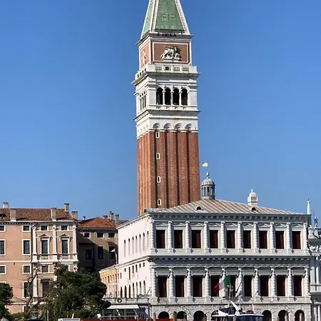 The Wolf House Greysclass Zajazd