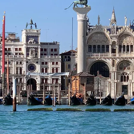 The Wolf House Greysclass Herberg *