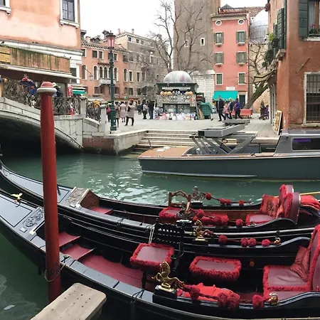 The Wolf House Greysclass Kro Venedig